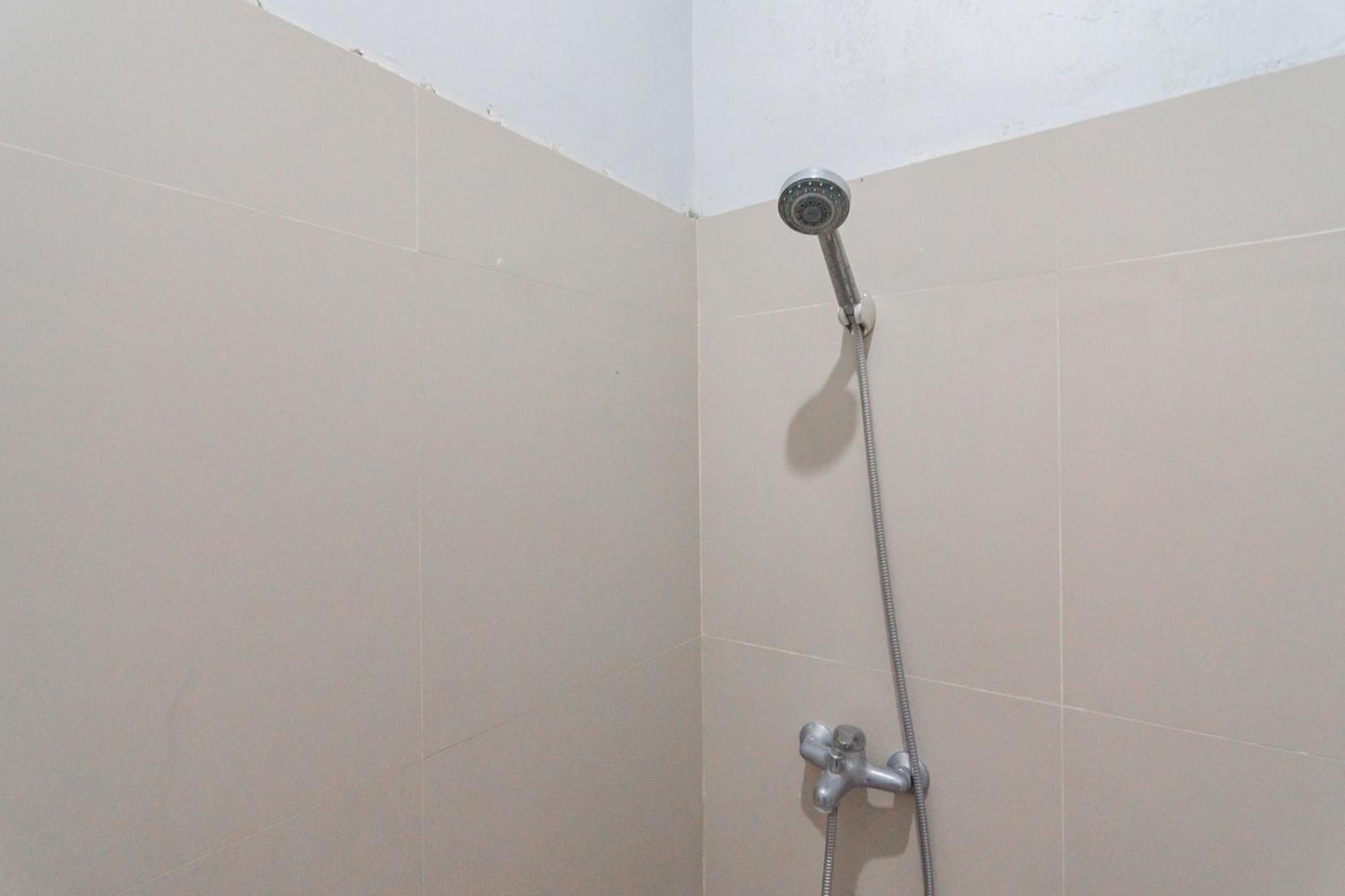 Reddoorz Plus Syariah @ Tuparev Cirebon 3 Room photo