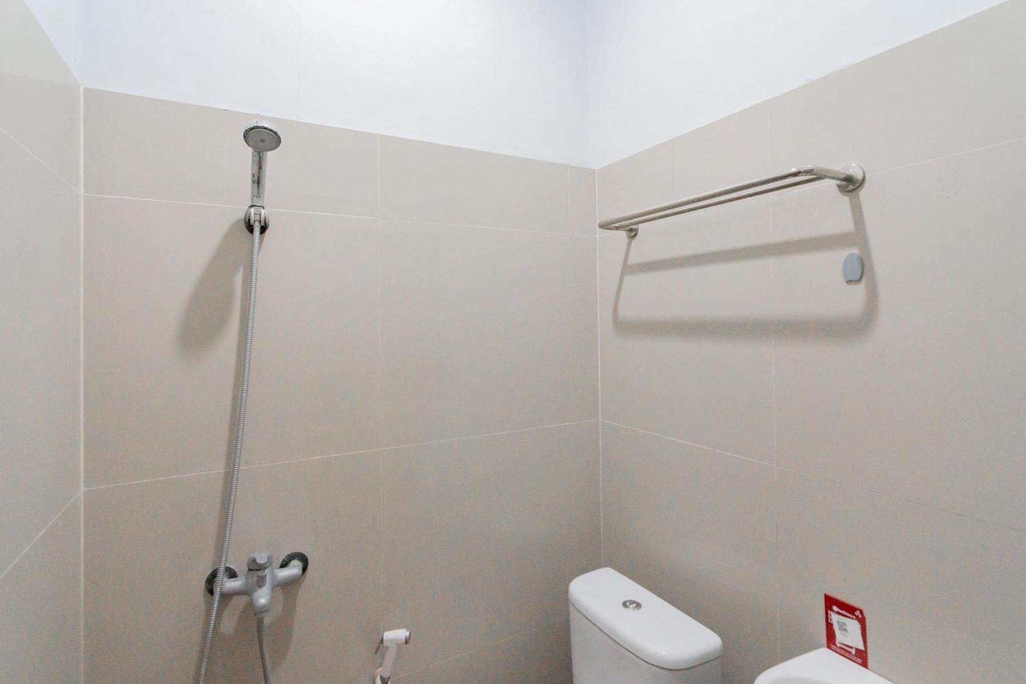 Reddoorz Plus Syariah @ Tuparev Cirebon 3 Room photo